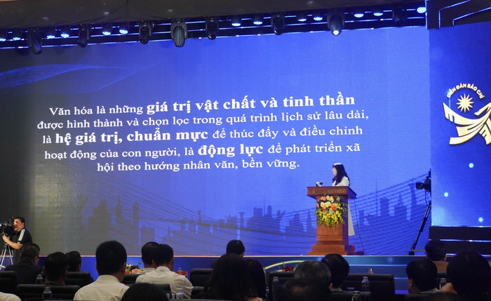 Phó giáo sư, Tiến sĩ Đặng Thị Thu Hương, Phó Hiệu trưởng Trường Đại học Khoa học Xã hội và Nhân văn - Đại học Quốc gia Hà Nội trình bày tham luận tại diễn đàn. z6657246542322-91f85b6b7e69cd52e28b13fe6828c0b2.jpg