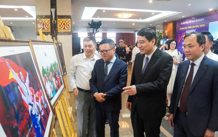 Các đại biểu tham quan triển lãm “Việt Nam hạnh phúc - Happy Vietnam” trong khuôn khổ chương trình Diễn đàn “Vai trò của báo chí trong phát triển các ngành công nghiệp văn hóa“. z6657246529553-dba0f7115fd2d67a8c6645fa4b0f375a.jpg