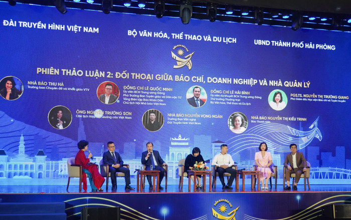 Các đại biểu tham gia phiên thảo luận đối thoại giữa báo chí, doanh nghiệp và nhà quản lý. z6657246543430-af34652540479b38d2d333487f7d4986.jpg
