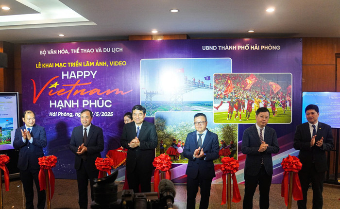 Các đại biểu cắt băng khai mạc Triển lãm ảnh, video “Việt Nam hạnh phúc - Happy Vietnam”. z6657246517212-a09306bb69d87af98a380149497768f6.jpg