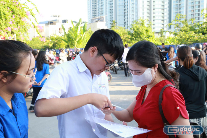Phụ huynh dặn dò thí sinh trước khi vào phòng thi tại điểm thi Trường Trung học phổ thông Lê Chân (Ảnh: Lã Tiến) gdvn-thi-thpt2-25-23.jpg