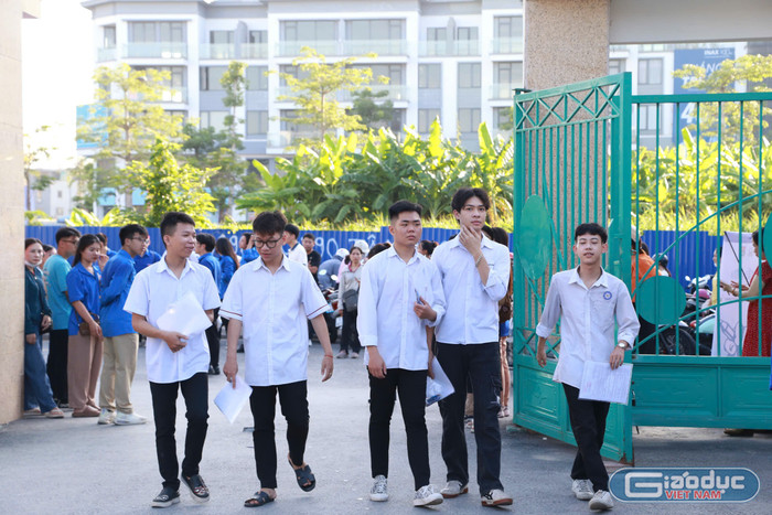 Các thí sinh đến dự thi tại điểm thi Trường Trung học phổ thông Lê Chân (Ảnh: Lã Tiến) gdvn-thi-thpt2-25-25.jpg