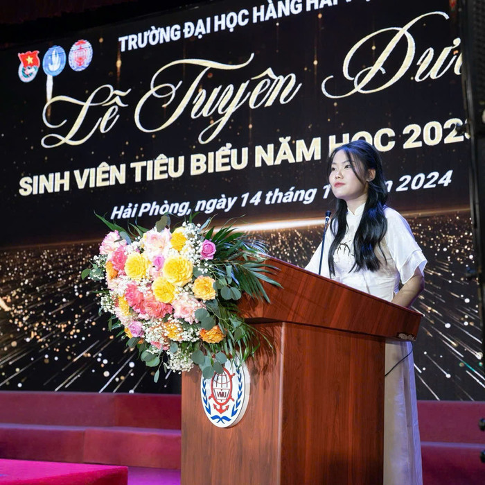 Minh Anh đại diện sinh viên toàn trường phát biểu tại lễ tuyên dương sinh viên tiêu biểu năm học 2024-2025. Ảnh: NVCC dai-dien-sinh-vien-toan-truong-phat-bieu-tai-le-tuyen-duyen-svtb.jpg