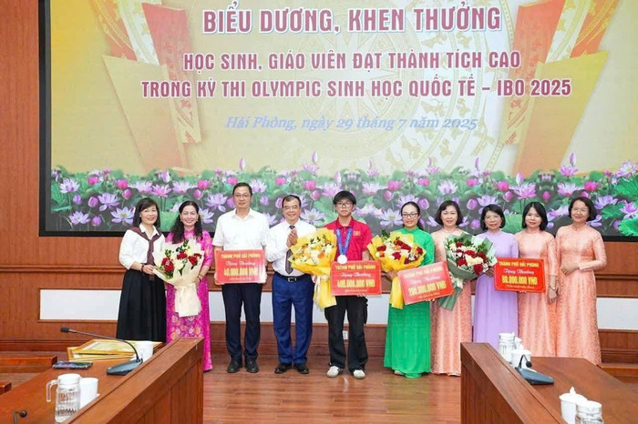 Ông Nguyễn Minh Hùng - Phó chủ tịch Ủy ban nhân dân thành phố Hải Phòng trao thưởng cho em Thành, Ban giám hiệu nhà trường và giáo viên (Ảnh: CTV) khen-thuong-2025-2.jpg
