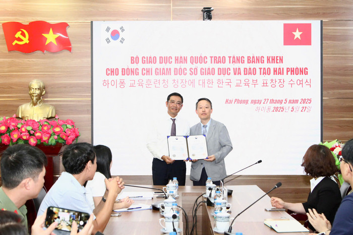 Ông Kim Hyun Dong – Giám đốc Văn phòng Bộ Giáo dục Hàn Quốc tại Việt Nam thay mặt Bộ Giáo dục Hàn Quốc đã trao tặng bằng khen cho Giám đốc Sở Giáo dục và Đào tạo Hải Phòng (Ảnh: LT) trao-bang-khen-1.jpg