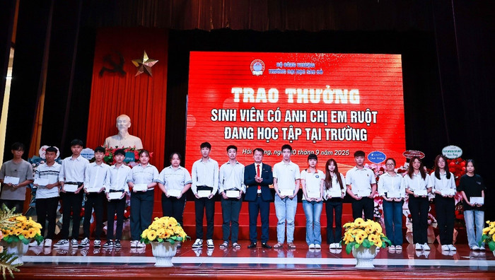 Trao thưởng cho sinh viên có anh chị em ruột đang học tập tại trường. picture21.jpg