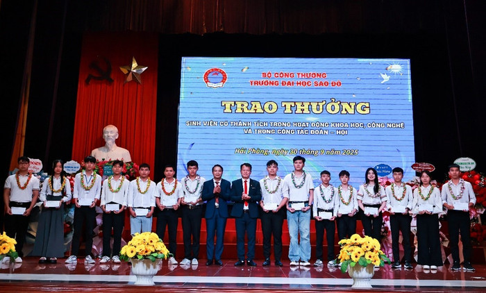 Lãnh đạo nhà trường trao thưởng cho sinh viên có thành tích trong hoạt động khoa học công nghệ và trong công tác Đoàn – Hội. picture20.jpg