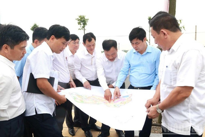 Đoàn công tác Bộ Y tế cùng lãnh đạo tỉnh khảo sát khu vực dự kiến xây dựng cơ sở mới của Trường Đại học Y Dược Thái Bình tại phường Trần Lãm (thành phố Thái Bình cũ). Ảnh: Báo Nhân dân image-19.jpg