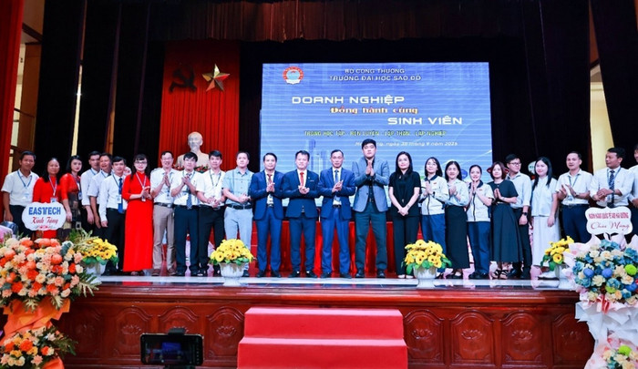 Lãnh đạo nhà trường chụp ảnh lưu niệm với đại diện lãnh đạo các công ty. picture6.jpg