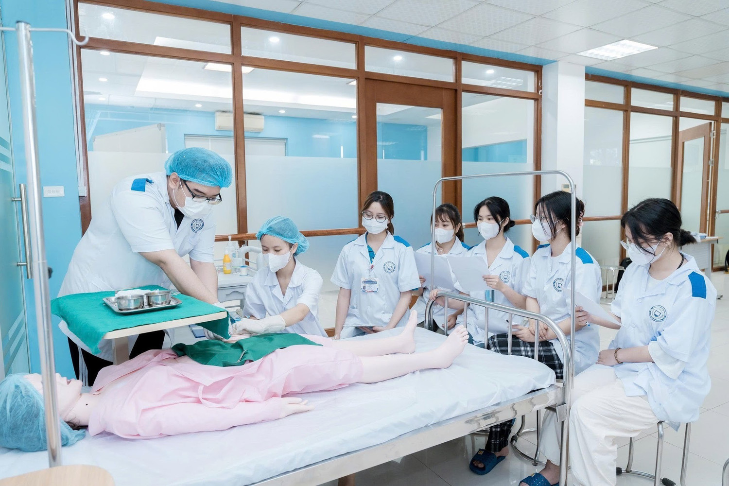 Ngành Điều dưỡng cần được đưa đẩy mạnh hướng nghiệp tại trường phổ thông nhằm giúp học sinh hiểu rõ hơn về vai trò, giá trị và cơ hội phát triển của ngành nghề này. Ảnh: NVCC