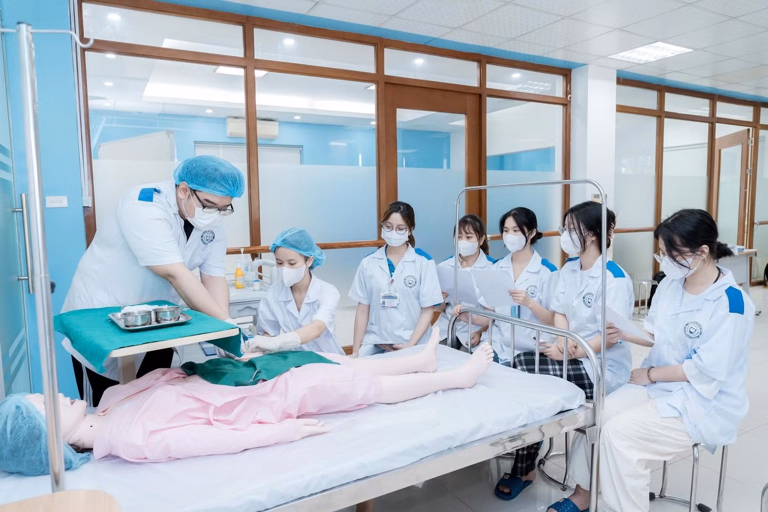 Ngành Điều dưỡng cần được đưa đẩy mạnh hướng nghiệp tại trường phổ thông nhằm giúp học sinh hiểu rõ hơn về vai trò, giá trị và cơ hội phát triển của ngành nghề này. Ảnh: NVCC
