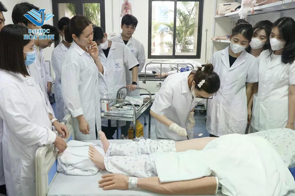 Có nhiều nguyên nhân khiến ngành Điều dưỡng kém sức hút. Ảnh minh hoạ: Trường Đại học Hoà Bình.