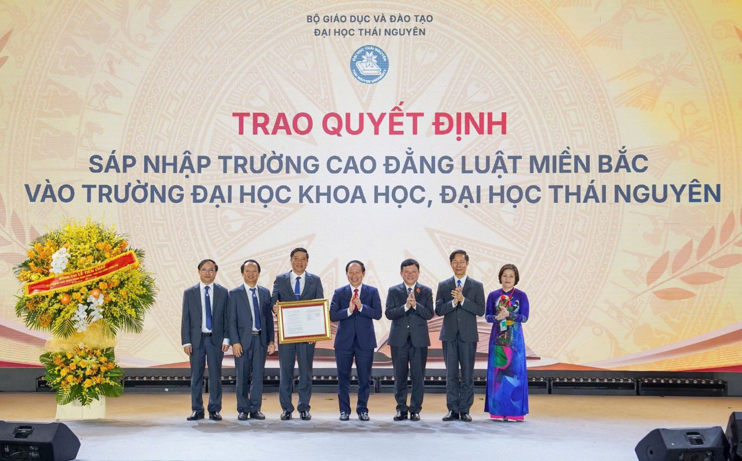 Thừa ủy quyền của Thủ tướng Chính phủ, Phó Thủ tướng Lê Tiến Châu đã trao Quyết định số 806/QĐ-TTg về việc sáp nhập Trường Cao đẳng Luật miền Bắc vào Trường Đại học Khoa học, Đại học Thái Nguyên.