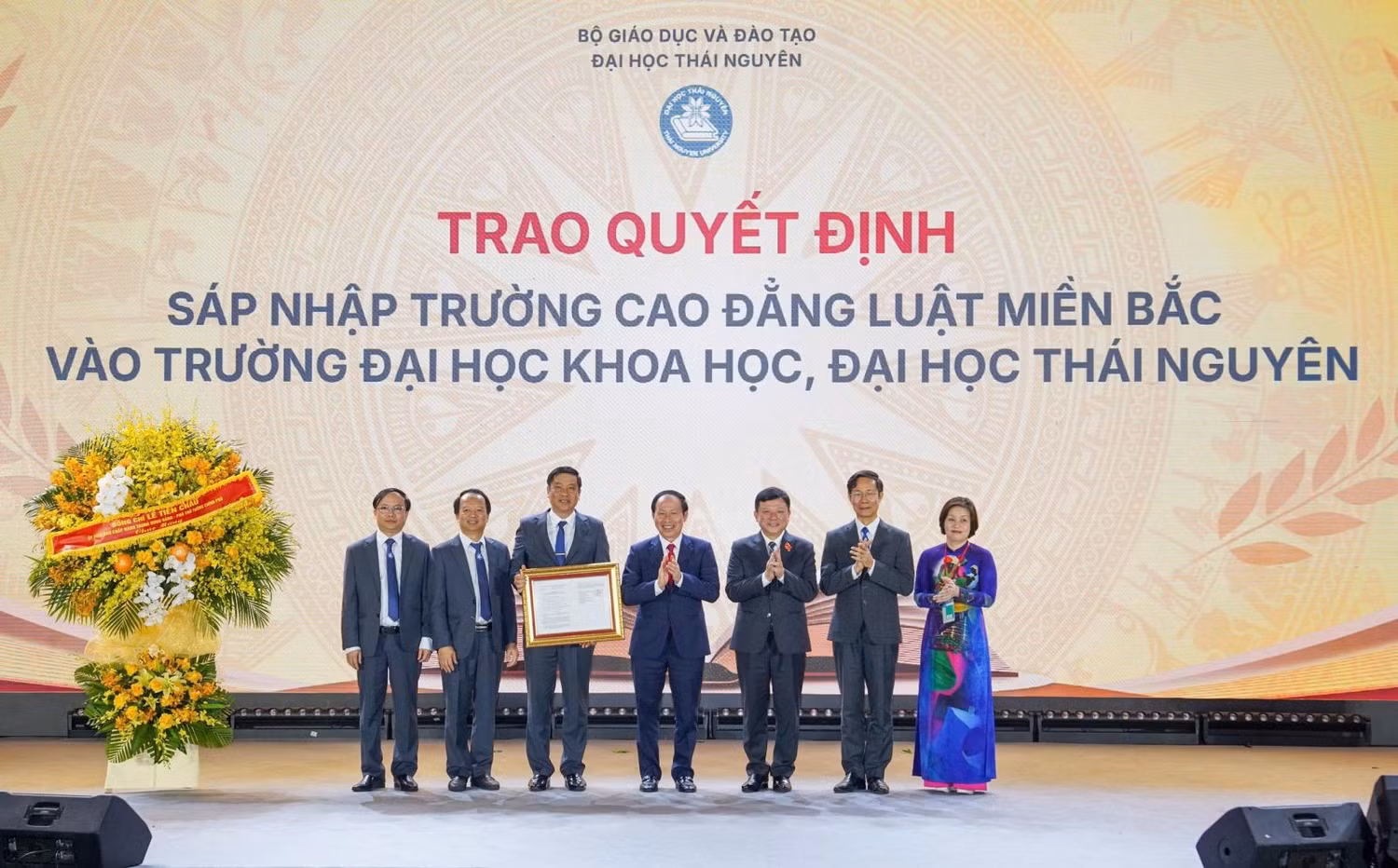 Thừa ủy quyền của Thủ tướng Chính phủ, Phó Thủ tướng Lê Tiến Châu đã trao Quyết định số 806/QĐ-TTg về việc sáp nhập Trường Cao đẳng Luật miền Bắc vào Trường Đại học Khoa học, Đại học Thái Nguyên.