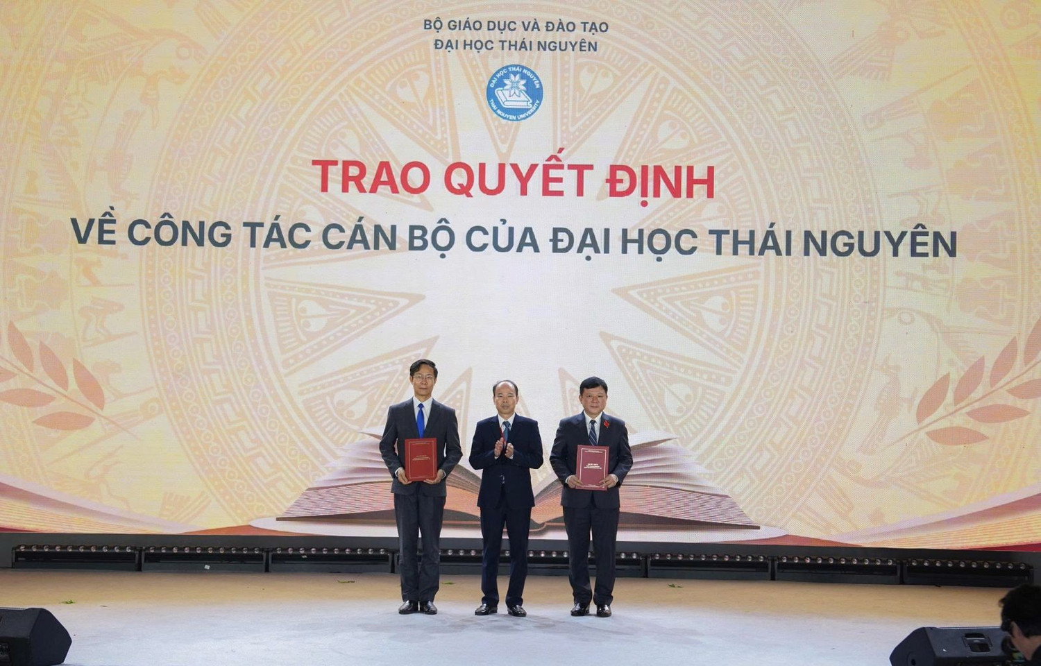 Đồng chí Vi Văn Nghĩa - Tỉnh ủy viên, Phó Bí thư chuyên trách Đảng ủy Uỷ ban Nhân dân tỉnh Thái Nguyên trao Quyết định chuẩn y chức vụ Bí thư Đảng ủy, Phó Bí thư Đảng ủy Đại học Thái Nguyên nhiệm kỳ 2025-2030.