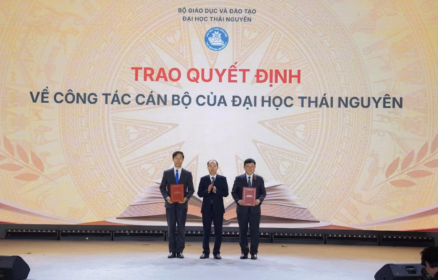 Đồng chí Vi Văn Nghĩa - Tỉnh ủy viên, Phó Bí thư chuyên trách Đảng ủy Uỷ ban Nhân dân tỉnh Thái Nguyên trao Quyết định chuẩn y chức vụ Bí thư Đảng ủy, Phó Bí thư Đảng ủy Đại học Thái Nguyên nhiệm kỳ 2025-2030.