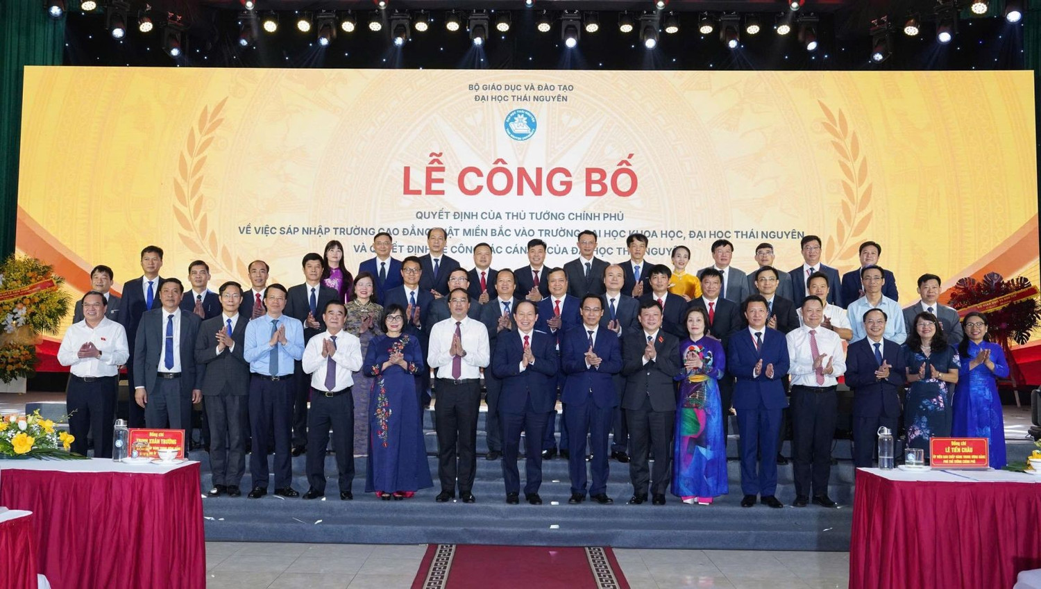 Các đại biểu chụp hình lưu niệm.