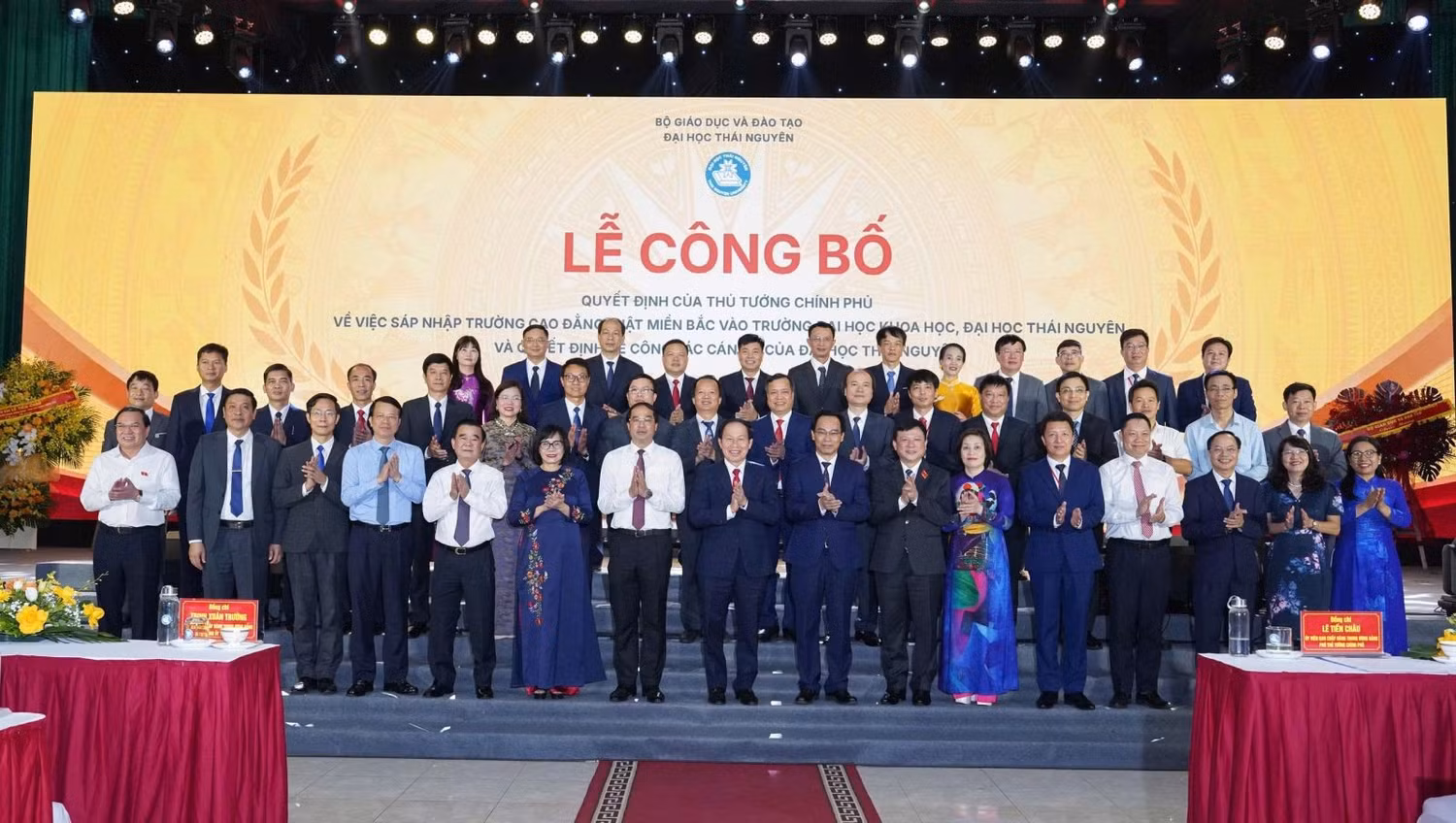 Các đại biểu chụp hình lưu niệm.