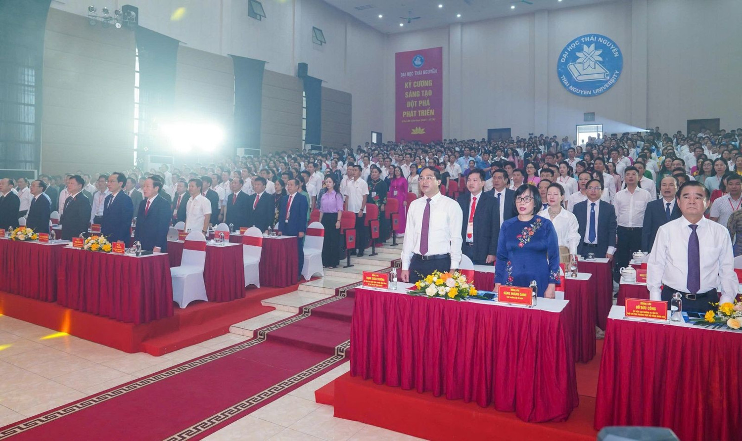 Các đại biểu thực hiện nghi lễ chào cờ. Ảnh: NTCC