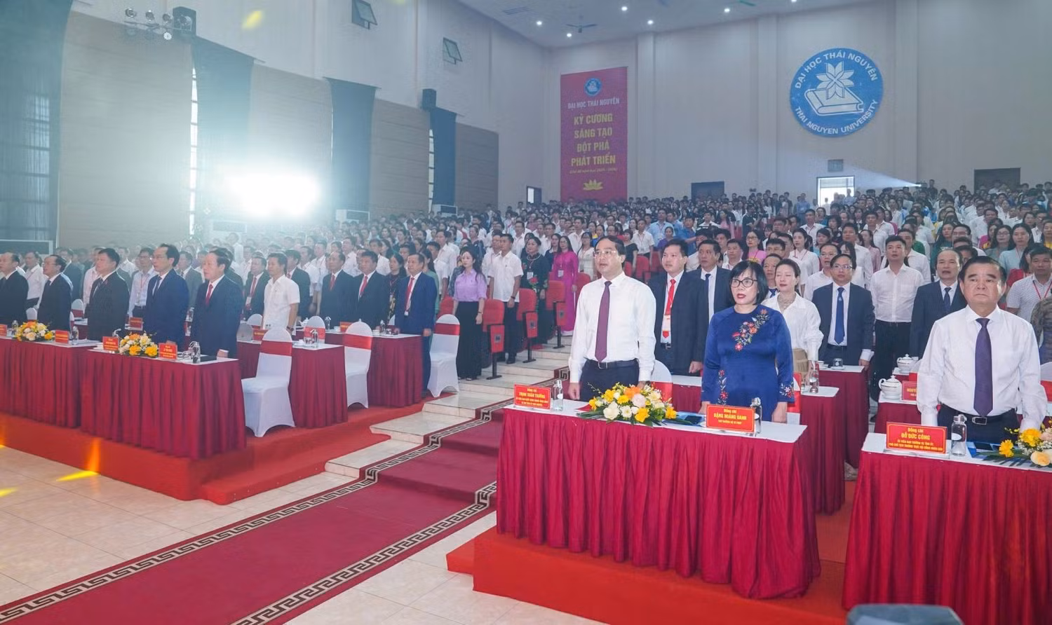 Các đại biểu thực hiện nghi lễ chào cờ. Ảnh: NTCC