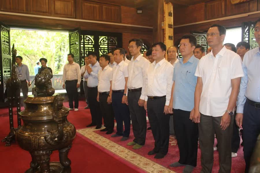 Tập thể lãnh đạo, cán bộ, giảng viên và sinh viên Đại học Thái Nguyên và các trường thành viên nguyện tiếp tục học tập và làm theo tư tưởng, đạo đức, phong cách Hồ Chí Minh. Ảnh: NTCC
