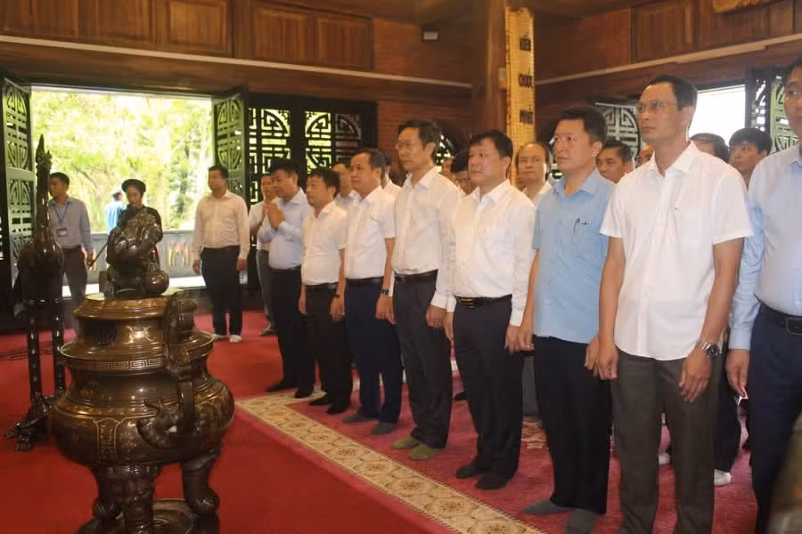 Tập thể lãnh đạo, cán bộ, giảng viên và sinh viên Đại học Thái Nguyên và các trường thành viên nguyện tiếp tục học tập và làm theo tư tưởng, đạo đức, phong cách Hồ Chí Minh. Ảnh: NTCC