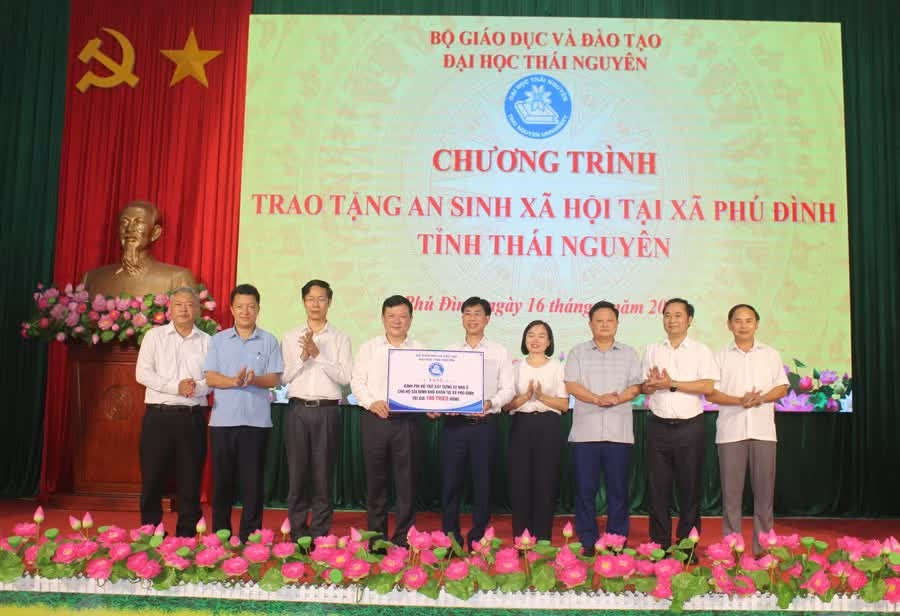 Đại học Thái Nguyên hỗ trợ 2 hộ dân khó khăn tại xã Phú Đình, Thái Nguyên.