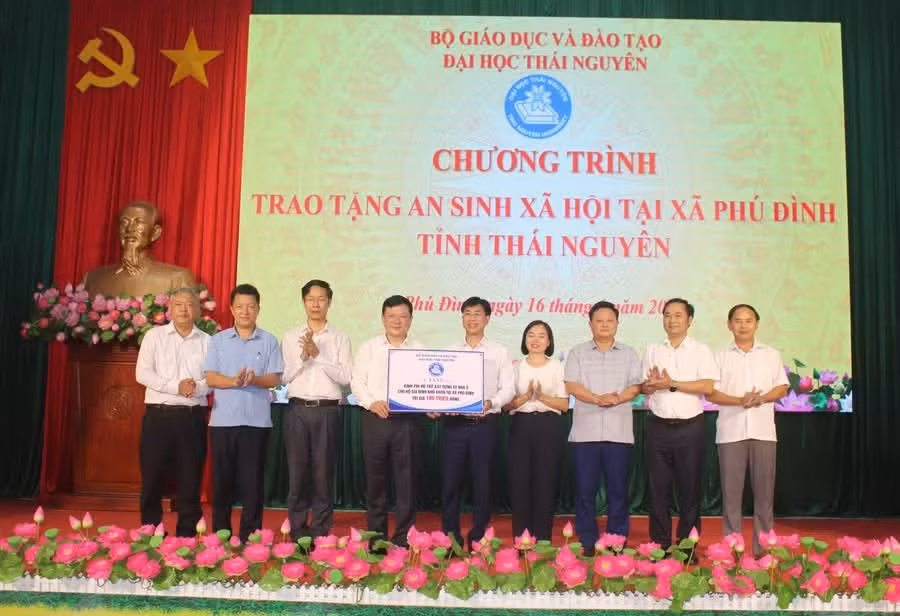 Đại học Thái Nguyên hỗ trợ 2 hộ dân khó khăn tại xã Phú Đình, Thái Nguyên.