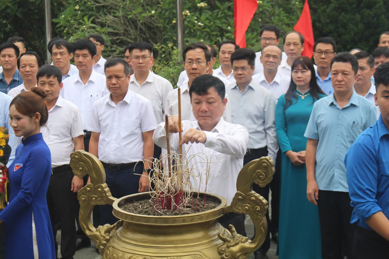 PGS.TS Hoàng Văn Hùng - Bí thư Đảng uỷ, Giám đốc Đại học Thái Nguyên dâng hương. Ảnh: NTCC