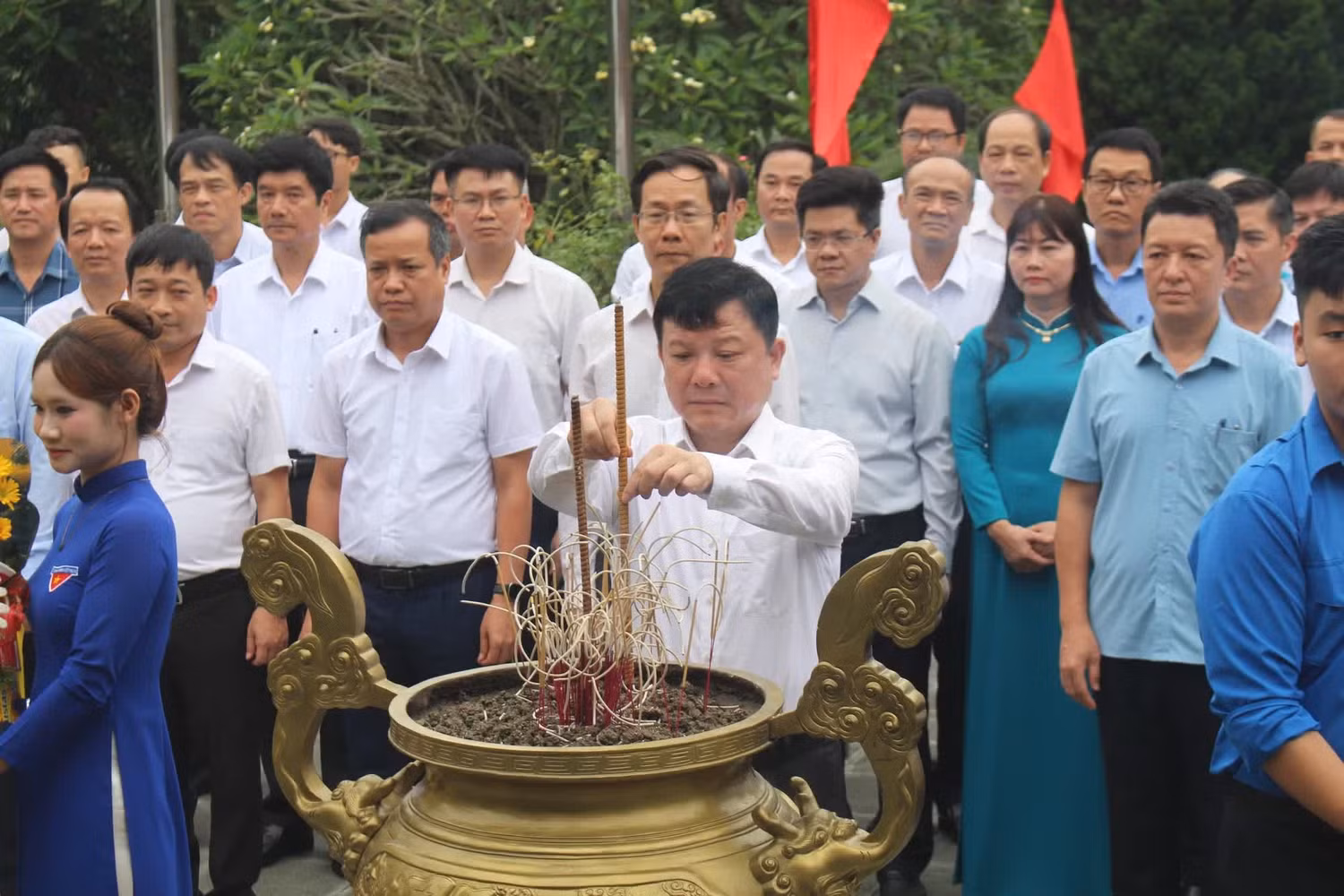 PGS.TS Hoàng Văn Hùng - Bí thư Đảng uỷ, Giám đốc Đại học Thái Nguyên dâng hương. Ảnh: NTCC