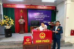Cử tri tham gia bỏ phiếu tại Khu vực bỏ phiếu số 23, xã Hoài Đức