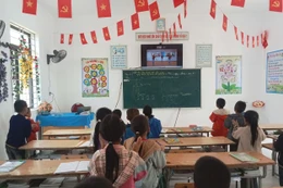 Thiếu giáo viên, học sinh phải học tiếng Anh qua Zoom, hiệu trưởng trường học ở Nghệ An tâm tư