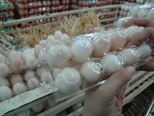 Rất khó phân biệt trứng gà ác thật và giả. Ảnh: Hồng Thúy. Rất khó phân biệt trứng gà ác thật và giả. Ảnh: Hồng Thúy.