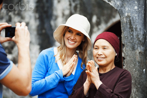 Khoảnh khắc cô gái phương Tây học cách niệm Phật từ một bà lão người Việt... Khoảnh khắc cô gái phương Tây học cách niệm Phật từ một bà lão người Việt...