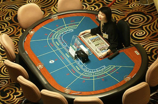 Sands Macao Macao, Trung Quốc Diện tích: 21.297 m2 Số máy chơi bài: 750 Số trò chơi: 1.000 Số nhà hàng và quầy bar: 7 Số phòng khách sạn: 51 Trước khi tỷ phú Sheldon Adelson mở cửa tổ hợp khách sạn-sòng bạc Venetian khổng lồ ở Cotai Strip, tập đoàn Las Vegas Sands của ông đã đột phá vào “thủ phủ” bài bạc Macao của Trung Quốc bằng cách mở Sands Macao. Khách sạn mở cửa vào năm 2004 này, hiện mỗi ngày đón hàng ngàn du khách, chủ yếu từ Trung Quốc đại lục và Hồng Kông. Ảnh: Getty. Sands Macao Macao, Trung Quốc Diện tích: 21.297 m2 Số máy chơi bài: 750 Số trò chơi: 1.000 Số nhà hàng và quầy bar: 7 Số phòng khách sạn: 51 Trước khi tỷ phú Sheldon Adelson mở cửa tổ hợp khách sạn-sòng bạc Venetian khổng lồ ở Cotai Strip, tập đoàn Las Vegas Sands của ông đã đột phá vào “thủ phủ” bài bạc Macao của Trung Quốc bằng cách mở Sands Macao. Khách sạn mở cửa vào năm 2004 này, hiện mỗi ngày đón hàng ngàn du khách, chủ yếu từ Trung Quốc đại lục và Hồng Kông. Ảnh: Getty.