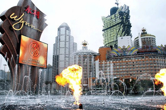 Wynn Macao Macao, Trung Quốc Diện tích: 9.300 m2 Số máy chơi bài: 1.270 Số trò chơi: 390 Số nhà hàng và quầy bar: 6 Số phòng khách sạn: 600 Sau khi chính quyền địa phương quyết định chấm dứt tình trạng độc quyền lâu năm trong lĩnh vực kinh doanh sòng bạc của tỷ phú Stanley Ho, tỷ phú Steve Wynn đã trở thành người đầu tiên mở một tổ hợp sòng bạc-khu nghỉ dưỡng kiểu Las Vegas ở Macao vào năm 2006. Wynn Macao còn là nơi hiện diện nhiều thương hiệu thời trang hàng đầu như Armani, Boss và Chanel. Ảnh: Getty. Wynn Macao Macao, Trung Quốc Diện tích: 9.300 m2 Số máy chơi bài: 1.270 Số trò chơi: 390 Số nhà hàng và quầy bar: 6 Số phòng khách sạn: 600 Sau khi chính quyền địa phương quyết định chấm dứt tình trạng độc quyền lâu năm trong lĩnh vực kinh doanh sòng bạc của tỷ phú Stanley Ho, tỷ phú Steve Wynn đã trở thành người đầu tiên mở một tổ hợp sòng bạc-khu nghỉ dưỡng kiểu Las Vegas ở Macao vào năm 2006. Wynn Macao còn là nơi hiện diện nhiều thương hiệu thời trang hàng đầu như Armani, Boss và Chanel. Ảnh: Getty.