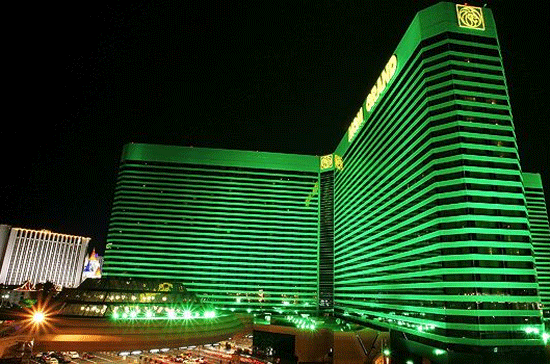 MGM Grand Las Vegas Las Vegas, Mỹ Diện tích: 15.810 Số máy chơi bài: 2.300 Số trò chơi: 178 Số nhà hàng và quầy bar: 20 Số phòng khách sạn: 5.044 Khách sạn sang trọng này lần đầu mở cửa vào năm 1993, với tư cách là một khu nghỉ dưỡng chủ đề Hollywood, đồng thời là một trong những khách sạn lớn nhất thế giới. Được điều hành bởi tập đoàn MGM Mirage, tổ hợp gồm 30 tầng này có 5 bể bơi ngoài trời, sông nhân tạo và thác nước. Ảnh: Getty MGM Grand Las Vegas Las Vegas, Mỹ Diện tích: 15.810 Số máy chơi bài: 2.300 Số trò chơi: 178 Số nhà hàng và quầy bar: 20 Số phòng khách sạn: 5.044 Khách sạn sang trọng này lần đầu mở cửa vào năm 1993, với tư cách là một khu nghỉ dưỡng chủ đề Hollywood, đồng thời là một trong những khách sạn lớn nhất thế giới. Được điều hành bởi tập đoàn MGM Mirage, tổ hợp gồm 30 tầng này có 5 bể bơi ngoài trời, sông nhân tạo và thác nước. Ảnh: Getty