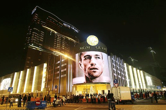 MGM Grand Macao Macao, Trung Quốc Diện tích: 20.639 m2 Số máy chơi bài: 835 Số trò chơi: 410 Số nhà hàng và quầy bar: 12 Số phòng khách sạn: 593 Cao 35 tầng, tổ hợp sòng bạc-nghỉ dưỡng này mở cửa vào năm 2007. MGM Grand Macao thuộc quyền sở hữu và vận hành của một liên doanh giữa tập đoàn MGM Mirage và Pansy Ho Chiu King, con gái của tỷ phú Stanley Ho. Ảnh: AFP/Getty MGM Grand Macao Macao, Trung Quốc Diện tích: 20.639 m2 Số máy chơi bài: 835 Số trò chơi: 410 Số nhà hàng và quầy bar: 12 Số phòng khách sạn: 593 Cao 35 tầng, tổ hợp sòng bạc-nghỉ dưỡng này mở cửa vào năm 2007. MGM Grand Macao thuộc quyền sở hữu và vận hành của một liên doanh giữa tập đoàn MGM Mirage và Pansy Ho Chiu King, con gái của tỷ phú Stanley Ho. Ảnh: AFP/Getty