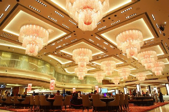 Starworld Hotel & Casino Macao, Trung Quốc Diện tích: 13.020 m2 Số máy chơi bài: 500 Số trò chơi: 284 Số nhà hàng và quầy bar: 7 Số phòng khách sạn: 507 Starworld không phải là một trong những sòng bạc lớn nhất ở Macao, nhưng du khách đặt chân tới đây chắc chắn sẽ không thất vọng. Hình thức sang trọng và dịch vụ không chê vào đâu được ở sòng bạc này làm những vị khách khó tính nhất cũng hài lòng. Ảnh: Getty. Starworld Hotel & Casino Macao, Trung Quốc Diện tích: 13.020 m2 Số máy chơi bài: 500 Số trò chơi: 284 Số nhà hàng và quầy bar: 7 Số phòng khách sạn: 507 Starworld không phải là một trong những sòng bạc lớn nhất ở Macao, nhưng du khách đặt chân tới đây chắc chắn sẽ không thất vọng. Hình thức sang trọng và dịch vụ không chê vào đâu được ở sòng bạc này làm những vị khách khó tính nhất cũng hài lòng. Ảnh: Getty.