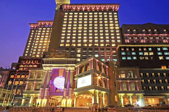 Casino Ponte 16 Macao, Trung Quốc Diện tích: 25.110 m2 Số máy chơi bài: 320 Số trò chơi: 150 Số nhà hàng và quầy bar: 3 Số phòng khách sạn: 423 Ponte 16 được xem là sòng bạc kết hợp khu nghỉ dưỡng đẳng cấp thế giới. Tọa lạc gần một số tòa nhà được xây dựng từ thời thực dân ở Macao, sòng bạc này mang kiến trúc theo phong cách Bồ Đào Nha. Ảnh: Getty. Casino Ponte 16 Macao, Trung Quốc Diện tích: 25.110 m2 Số máy chơi bài: 320 Số trò chơi: 150 Số nhà hàng và quầy bar: 3 Số phòng khách sạn: 423 Ponte 16 được xem là sòng bạc kết hợp khu nghỉ dưỡng đẳng cấp thế giới. Tọa lạc gần một số tòa nhà được xây dựng từ thời thực dân ở Macao, sòng bạc này mang kiến trúc theo phong cách Bồ Đào Nha. Ảnh: Getty.