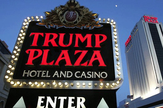 Trump Plaza Hotel & Casino Atlantic City, Mỹ Diện tích: 8.480 m2 Số máy chơi bài: 2.137 Số trò chơi: 105 Số nhà hàng và quầy bar: 12 Số phòng khách sạn: 728 Sòng bạc từng thuộc quyền kiểm soát của gia đình tỷ phú Donald Trump này được mở cửa vào năm 1984. Năm 2005, nhà Trump mất quyền kiểm soát khi Trump Plaza Hotel & Casino phá sản theo Chương 11 của Luật phá sản Mỹ. Hiện Trump và cô con gái Ivanka đang nỗ lực giành lại quyền kiểm soát của tổ hợp sòng bạc-khách sạn này. Ảnh: Getty. Trump Plaza Hotel & Casino Atlantic City, Mỹ Diện tích: 8.480 m2 Số máy chơi bài: 2.137 Số trò chơi: 105 Số nhà hàng và quầy bar: 12 Số phòng khách sạn: 728 Sòng bạc từng thuộc quyền kiểm soát của gia đình tỷ phú Donald Trump này được mở cửa vào năm 1984. Năm 2005, nhà Trump mất quyền kiểm soát khi Trump Plaza Hotel & Casino phá sản theo Chương 11 của Luật phá sản Mỹ. Hiện Trump và cô con gái Ivanka đang nỗ lực giành lại quyền kiểm soát của tổ hợp sòng bạc-khách sạn này. Ảnh: Getty.