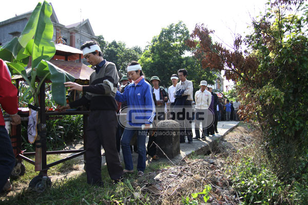 Trong cái lạnh giá đầu đông, từng cơn gió cứt rít lên từng hồi, quyện lẫn vào tiếng kèn hiếu khiến người ta như quặn thắt từng khúc ruột. Trong cái lạnh giá đầu đông, từng cơn gió cứt rít lên từng hồi, quyện lẫn vào tiếng kèn hiếu khiến người ta như quặn thắt từng khúc ruột.