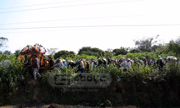 Chiếc xe tang đưa linh cữu chị Quỳnh cứ dần khuất xa bên đồi sắn phía đồng không hiu quạnh.