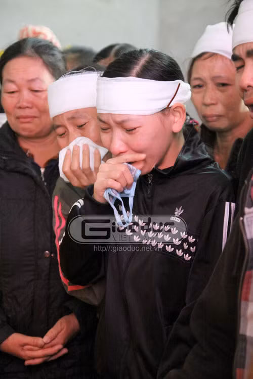 Cháu Khánh Vân bị bỏng nặng với chân trái đã bị đứt lìa, tình trạng sức khỏe rất nguy kịch đang phải nằm điều trị tại Bệnh viện Việt Đức. Cháu còn quá nhỏ để có thể hiểu được chuyện gì đang xảy đến với gia đình. Và rồi sau này, khi cháu lành vết thương, cháu sẽ đối mặt thế nào với nỗi đau này?