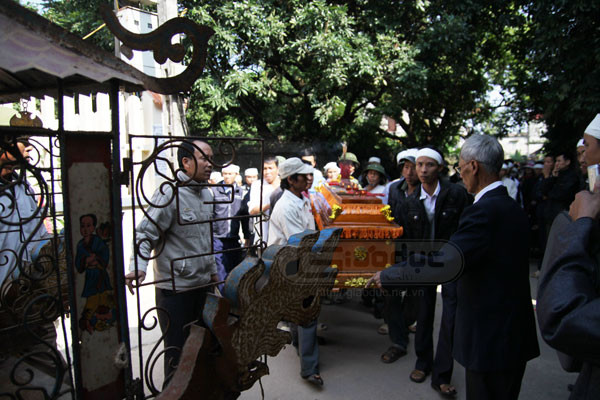 Đúng 14h15 ngày 2/12, linh cữu chị được đưa ra đồng. Đúng 14h15 ngày 2/12, linh cữu chị được đưa ra đồng.