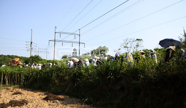 Một nén tâm nhang xin cầu cho linh hồn chị sớm siêu thoát nơi chín suối! Một nén tâm nhang xin cầu cho linh hồn chị sớm siêu thoát nơi chín suối!