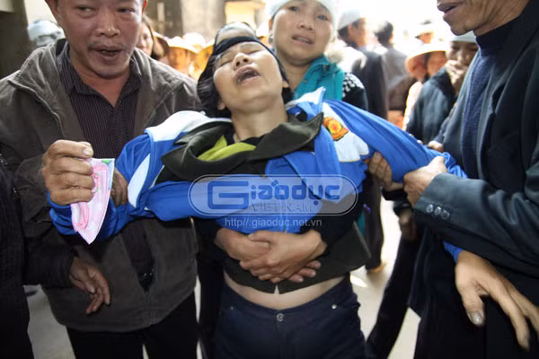 Bà Đặng Thị Quảng, mẹ đẻ chị Quỳnh luôn miệng khóc đòi "trả lại con" cho bà và một mực đòi theo xe tang con ra đồng. Bà đã lịm đi vì đau con, khóc cháu.