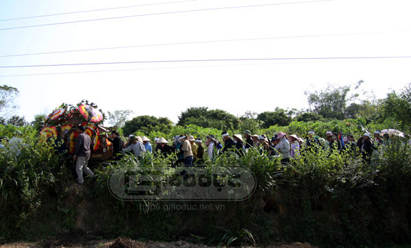 Chiếc xe tang đưa linh cữu chị Quỳnh cứ dần khuất xa bên đồi sắn phía đồng không hiu quạnh. Chiếc xe tang đưa linh cữu chị Quỳnh cứ dần khuất xa bên đồi sắn phía đồng không hiu quạnh.