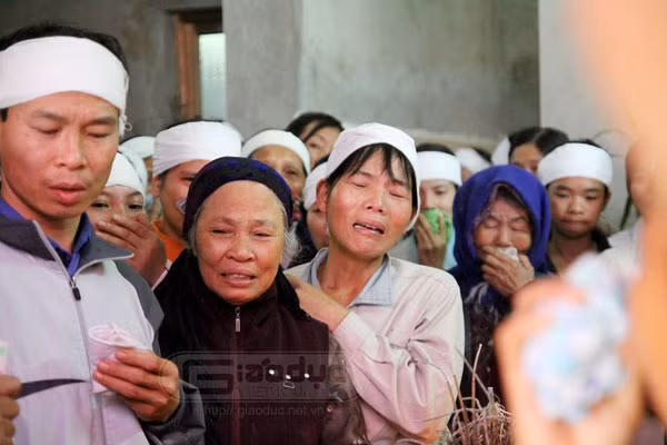 Giờ đây, cha mẹ mất con, em mất chị, chồng mất vợ, con thơ bơ vơ không biết gọi ai cho bằng tiếng "Mẹ" thân thương.