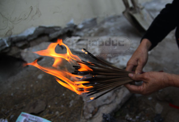 Đốt thẻ nhang đưa lối tiễn biệt chị về với cõi vĩnh hằng. Đốt thẻ nhang đưa lối tiễn biệt chị về với cõi vĩnh hằng.